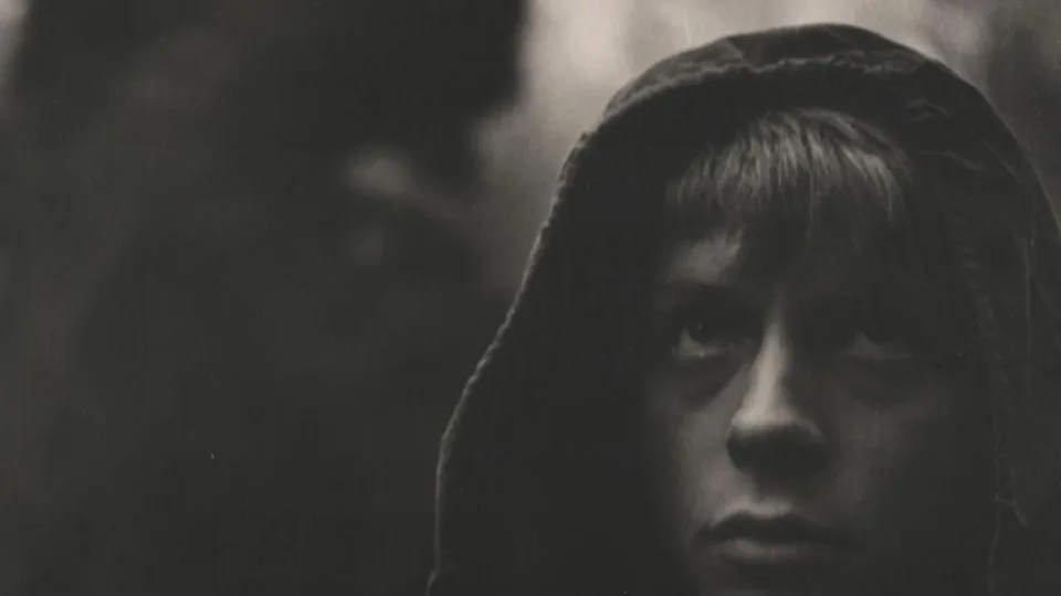 Через кладбище — трейлер