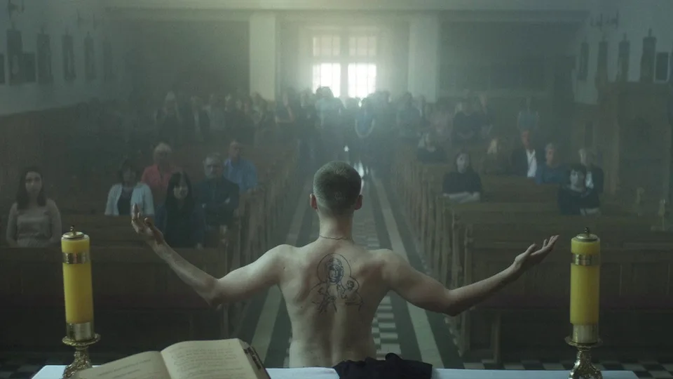 Кадр из фильма «Тело Христово» 6