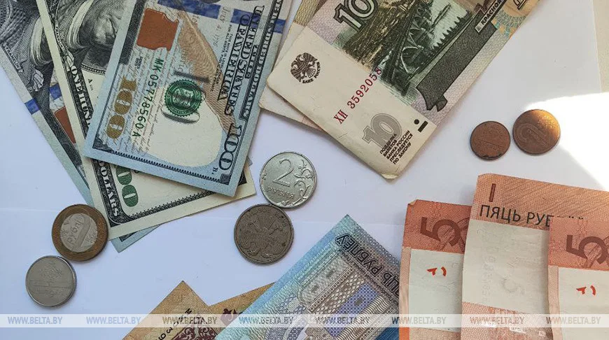 Доллар и юань подорожали, российский рубль подешевел на торгах 13 августа