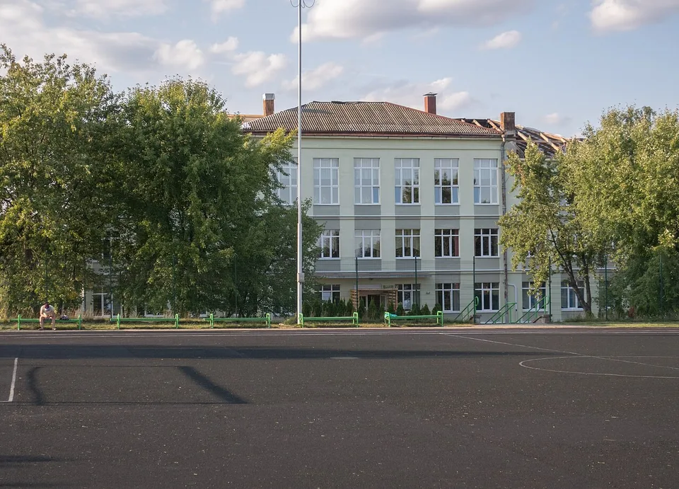 С 1 сентября в школах будут выборочно досматривать сумки