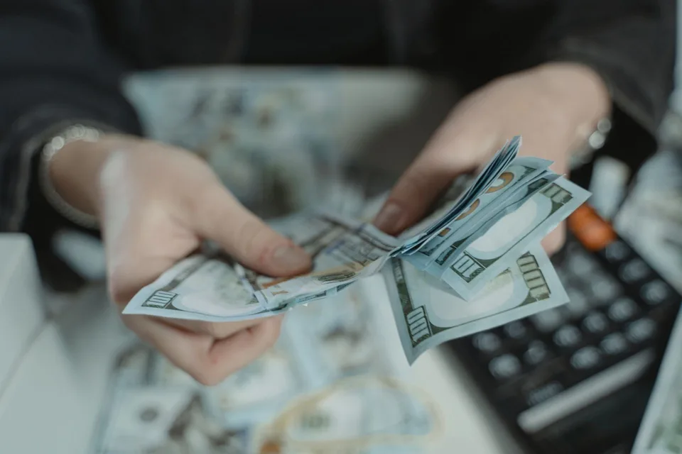 Импортёры закупаются к зиме. Аналитик ждёт доллар около 2,93 рубля