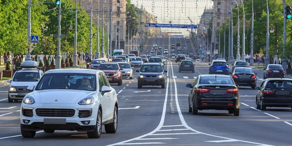 С 25 августа по 5 сентября ближний свет обязателен. Штраф — до трёх базовых