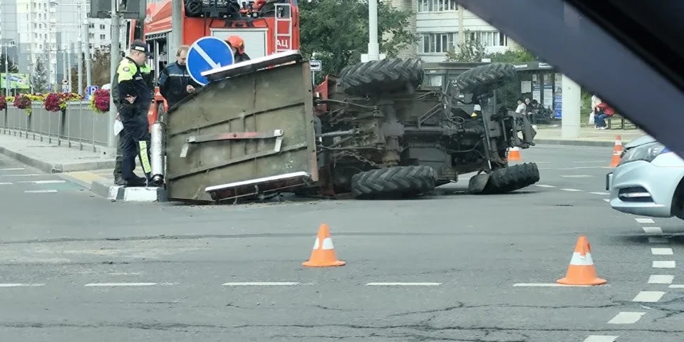 В Минске на Кабушкина столкнулись троллейбус и трактор