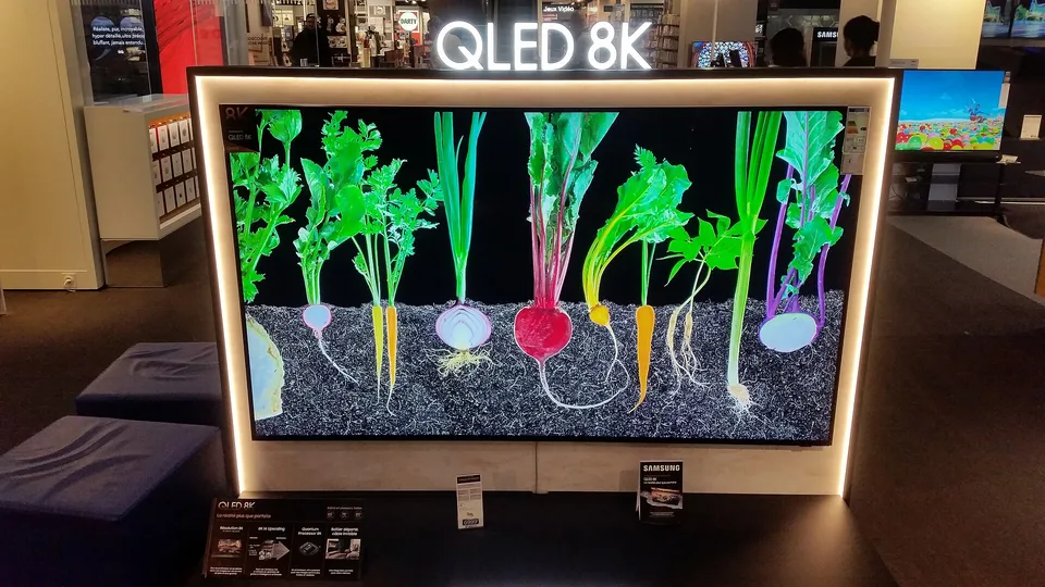 LG OLED55C4 против Samsung Q80D: OLED или QLED для обычной квартиры